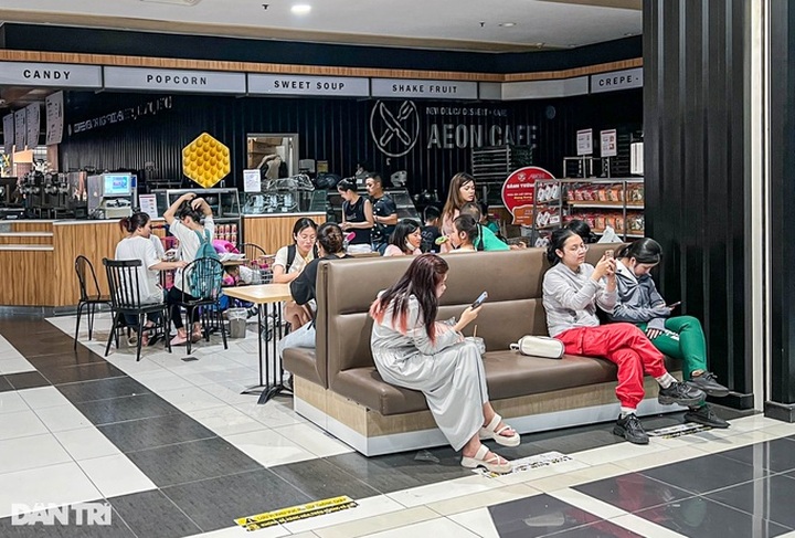 Hanoians flock to supermarkets, parks to escape heat wave - 2