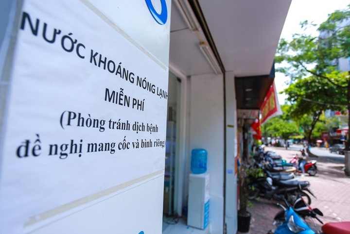 Free water taps help to relieve Hanoi scorching heat - 1