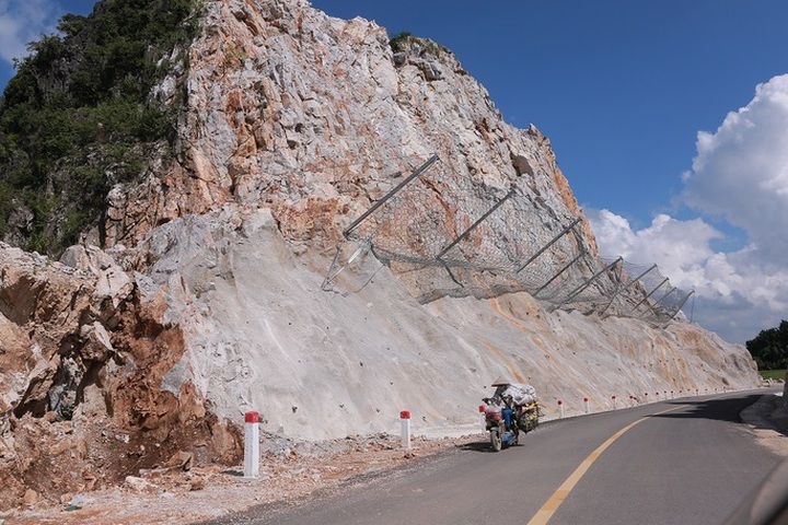 Precarious rocks pose dangers for Thanh Hoa overpass - 3