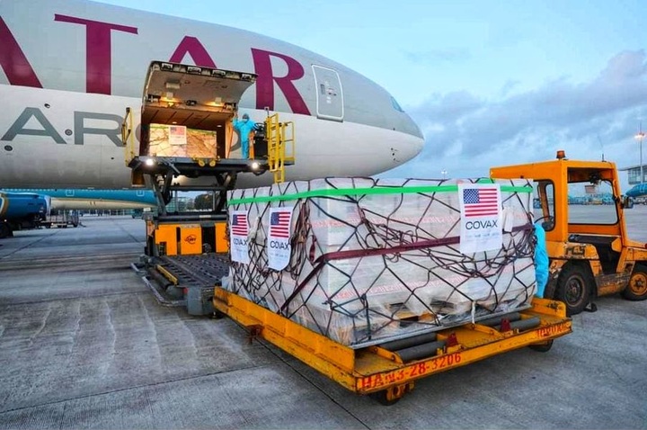 Two million US donated Moderna Vaccine doses arrive in Hanoi - 1