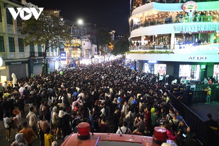 Vietnamese revelers jubilantly ring in New Year 2024 - 1 Vietnamese revelers jubilantly ring in New Year 2024 - 1