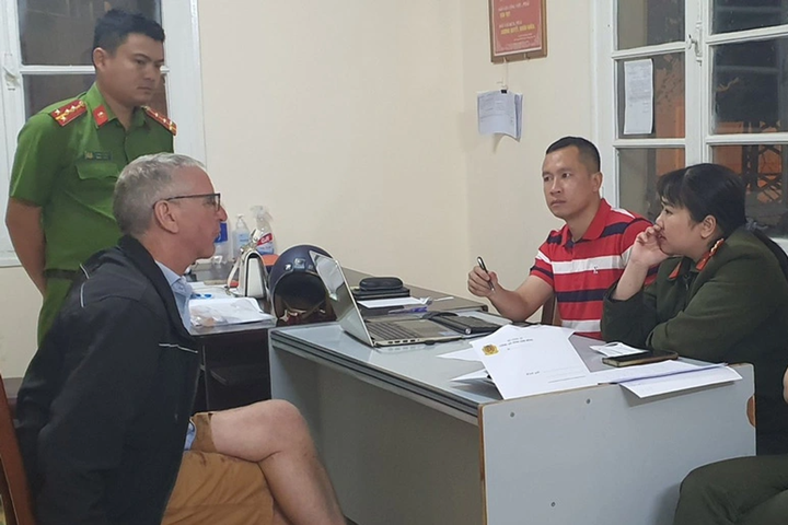 Dutch man arrested for stabbing Vietnamese wife - 1