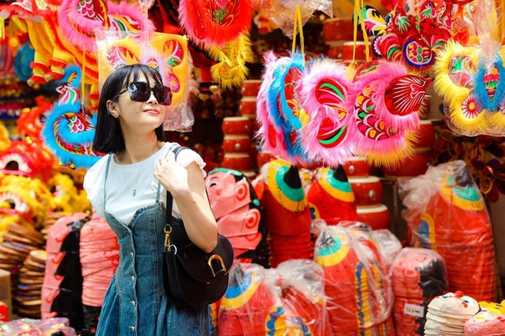 Hanoi street bustles as Mid-Autumn festival nears - 6