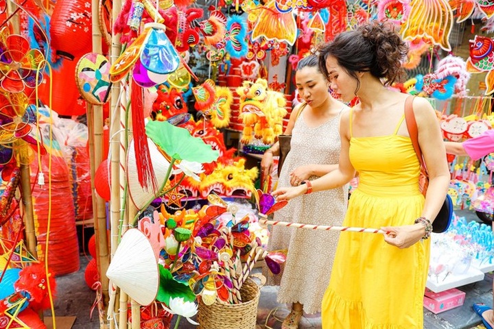 Hanoi street bustles as Mid-Autumn festival nears - 8