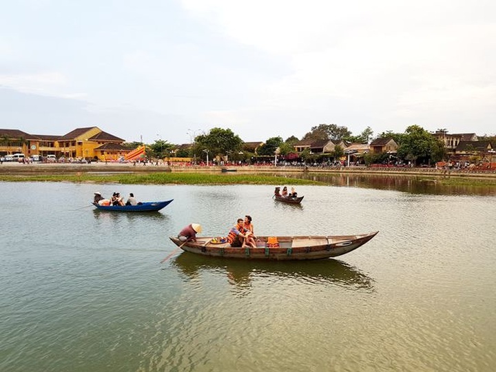 Hoai River boat services under scrutiny - 1