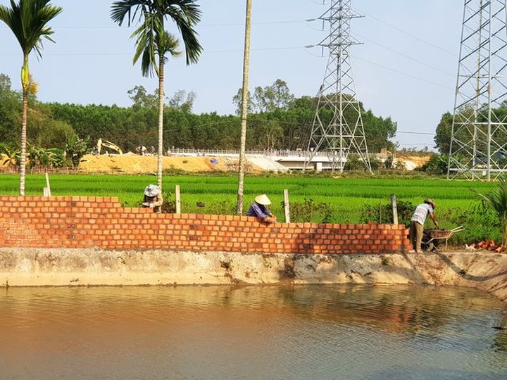 Quang Nam people attempt ill-thought out compensation scam - 1