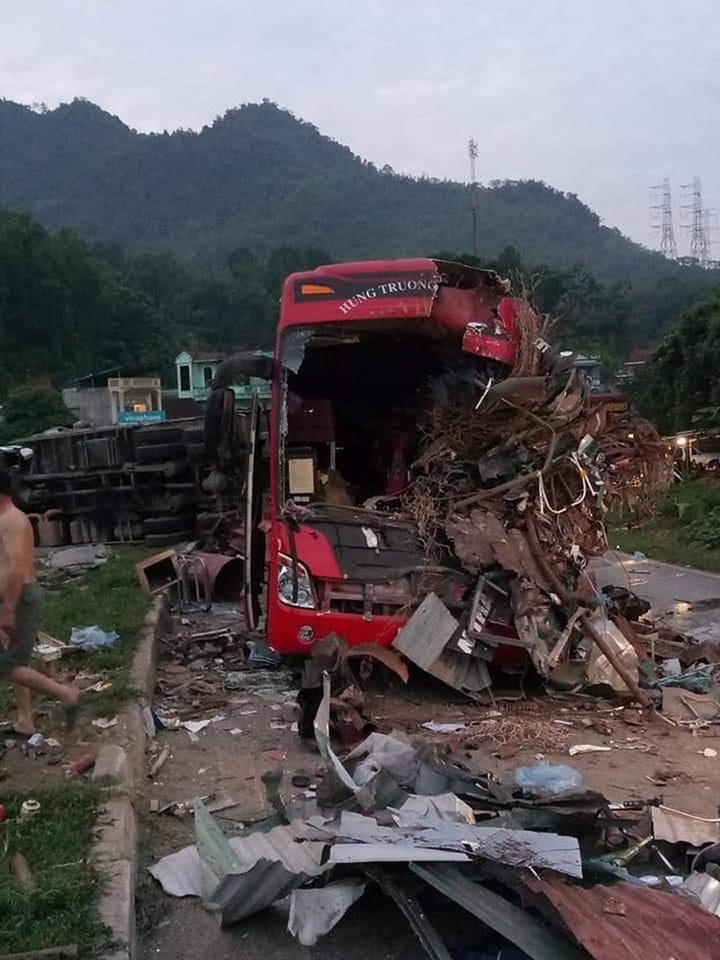 Bus-truck collision leaves three deaths, 38 injures in Hoa Binh - 3 Bus-truck collision leaves three deaths, 38 injures in Hoa Binh - 3