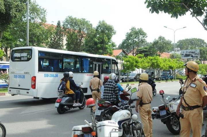 Thousands of traffic violations reported in HCM City - 1