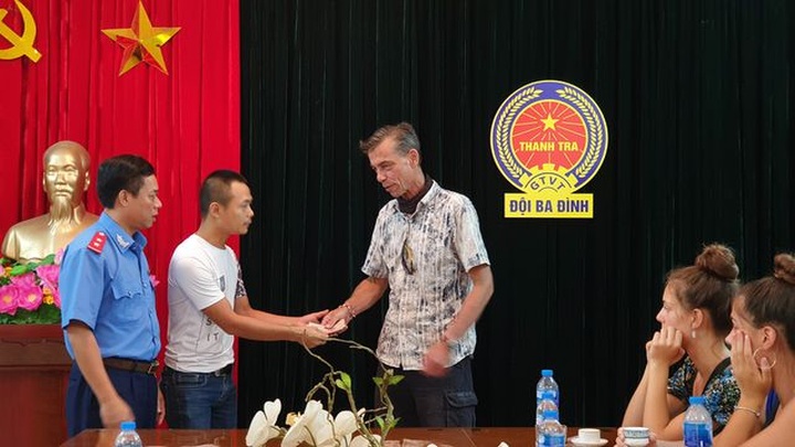 Hanoi taxi driver fined for overcharging tourists - 1