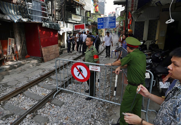 Hanoi shuts down train track cafes - 1