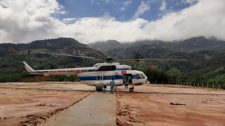 Helicopters bring goods to isolated households in Quang Nam - 1 Helicopters bring goods to isolated households in Quang Nam - 1