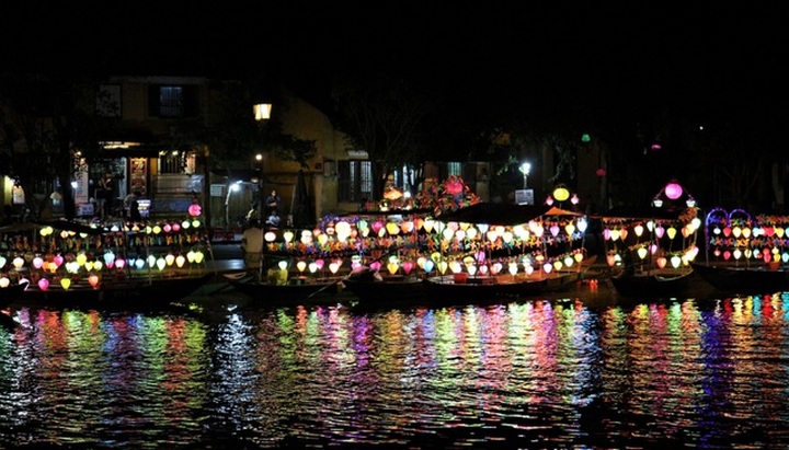 Hoi An crowded again after flood and Covid-19 outbreak - 2