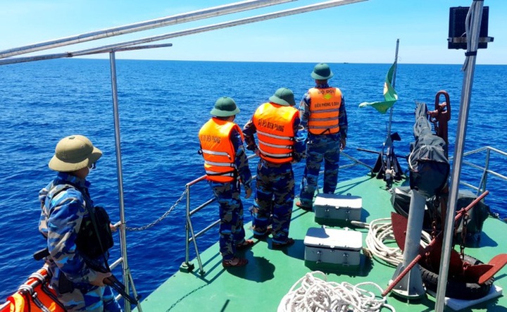 Quang Binh authorities chase out illegal Chinese fishing boats - 1