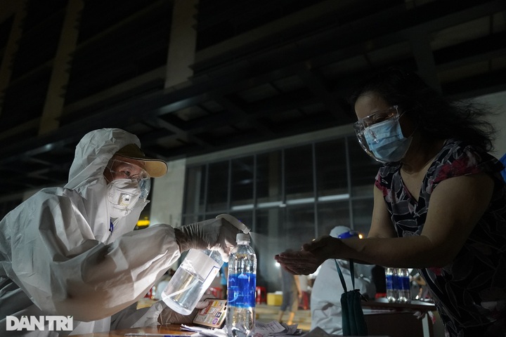 HCM City conducts Covid-19 vaccination at night - 5