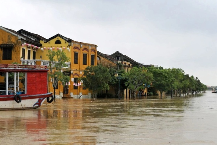Hoi An flooded streets become new tourism product - 3