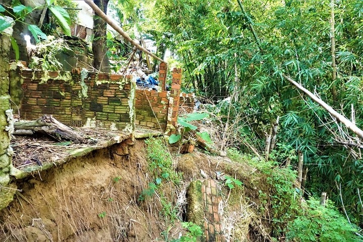 Erosion threatens people living by Thu Bon River - 4