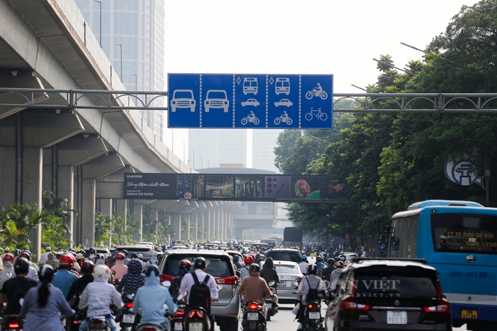 Hanoi to pilot separate car lane on crowded street - 2