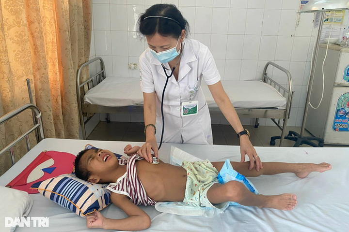 Poor Van Kieu family need financial help to save son - 3