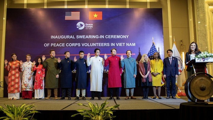 Peace Corps director swears-in first-ever volunteers in Vietnam - 1 Peace Corps director swears-in first-ever volunteers in Vietnam - 1