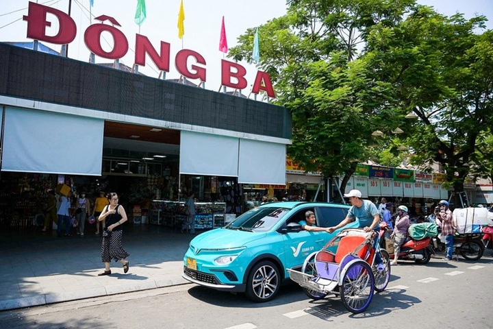 Electric taxi service launched in Hue - 1