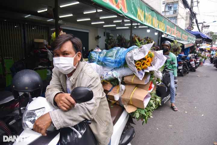 HCM City’s largest flower market deserted before Vietnamese Women’s Day - 2 HCM City’s largest flower market deserted before Vietnamese Women’s Day - 2