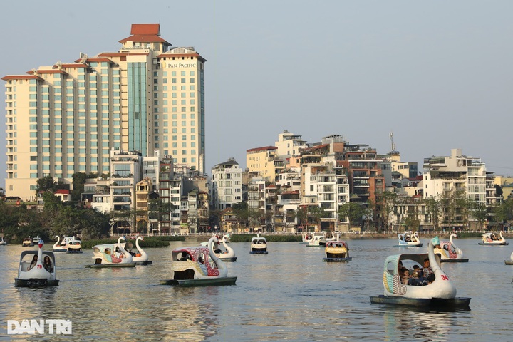Hanoi tourist sites crowded on Tet days - 2