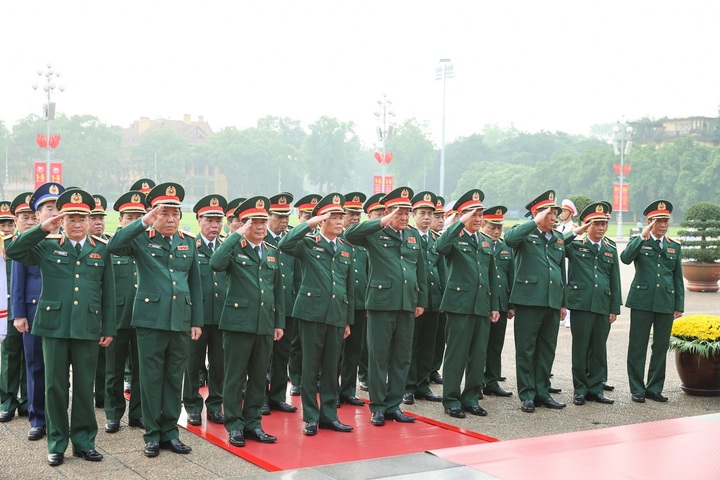 Leaders pay tribute to President Ho Chi Minh on National Reunification Day - 3