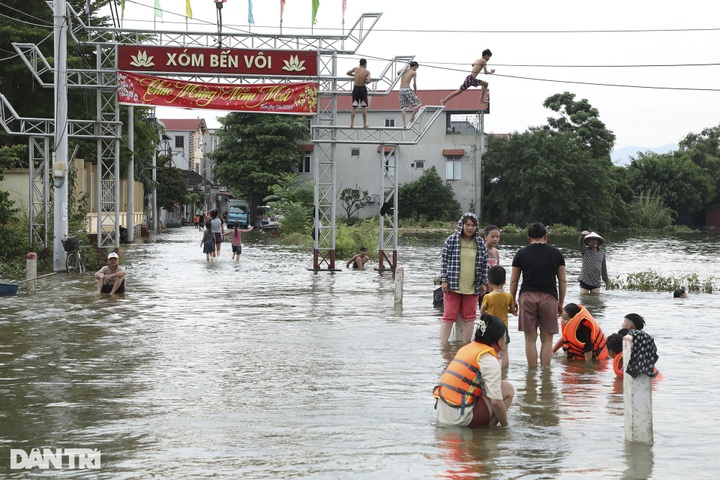 Hanoi village isolated by flooding - 2