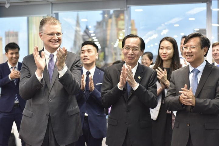 US diplomats confirm "partners and friends" relationship with Vietnam - 1