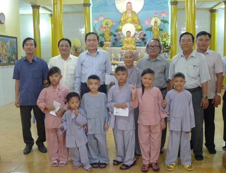 Tet presents come to orphaned children - 2 Tet presents come to orphaned children - 2