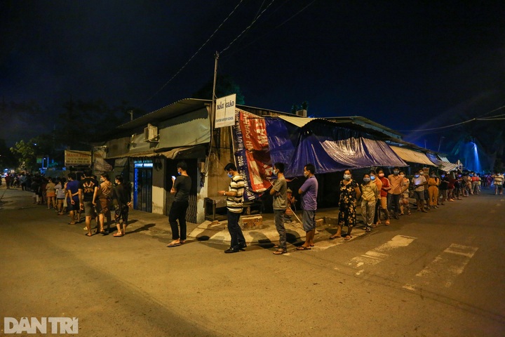 Thousands of people line up for Covid-19 testing at night in HCM City - 2