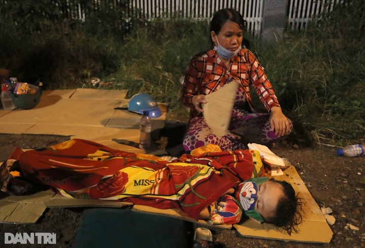 HCM City streets face congestion as people try to leave - 9