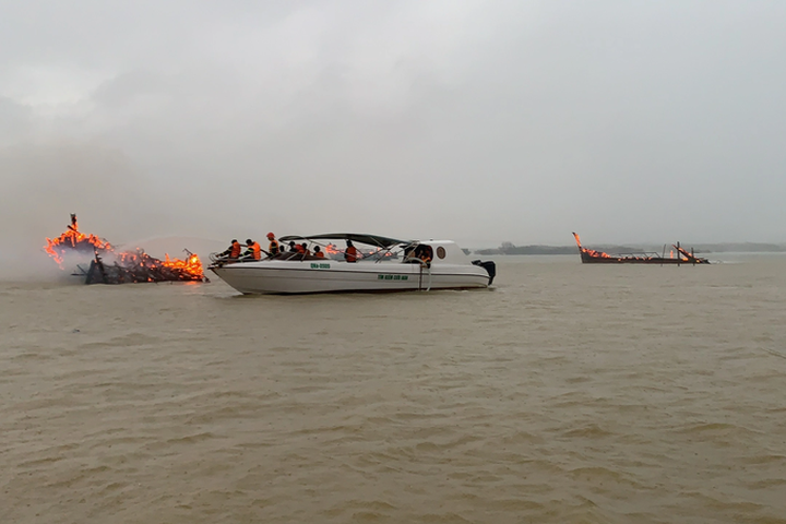 Eight tourist boats destroyed in Hoi An fire - 2 Eight tourist boats destroyed in Hoi An fire - 2