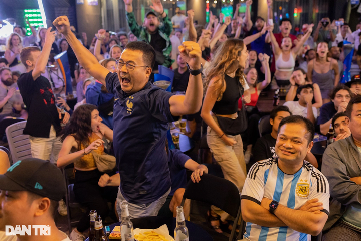 Argentina fans celebrate World Cup win on HCM City walking street - 3 Argentina fans celebrate World Cup win on HCM City walking street - 3