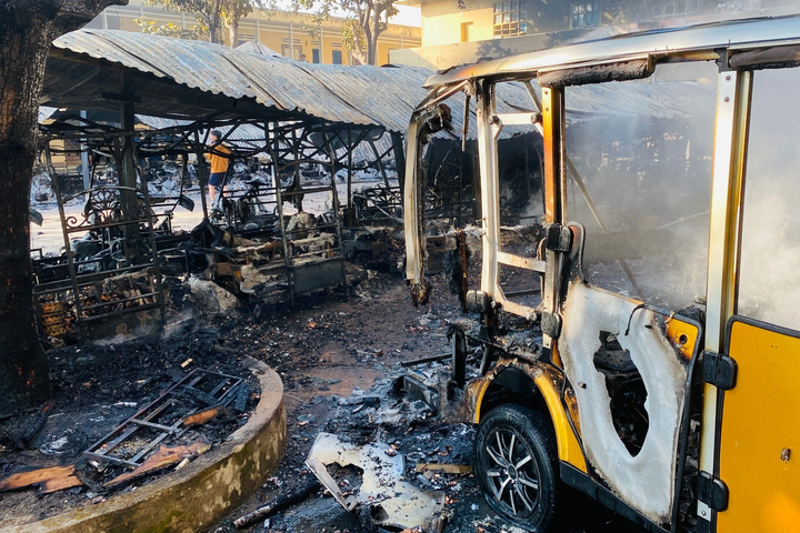 Fire destroys 40 electric cars in Hoi An - 1