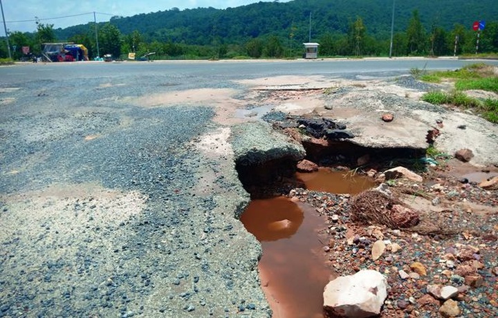 Phu Quoc streets ruined after flood - 6