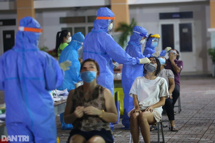 Thousands queue for Covid-19 tests in HCM City - 6