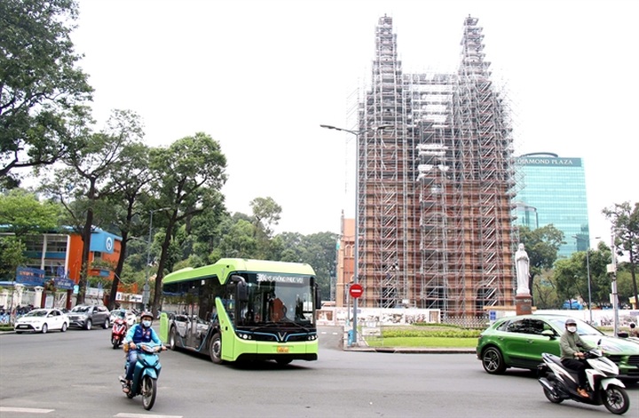 HCM City to pilot electric bus services within this quarter - 1