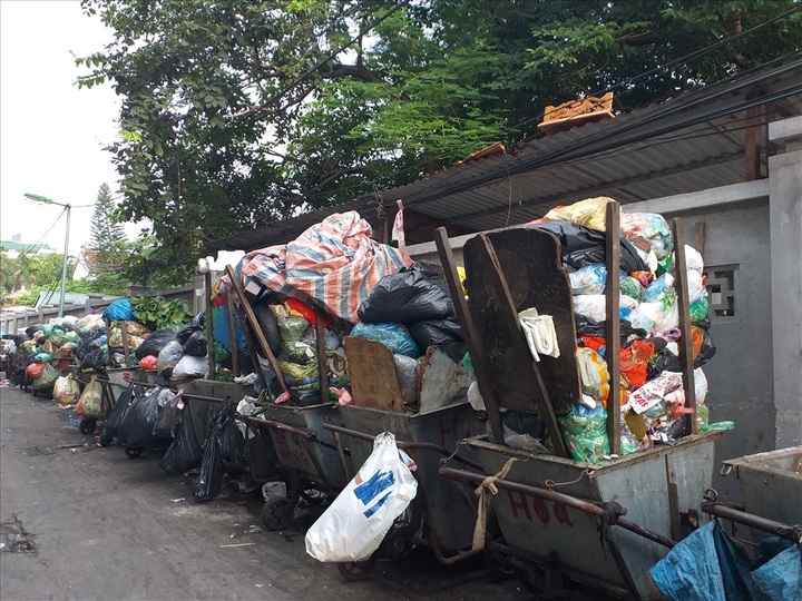 Hanoi rubbish dispute up as families await relocation - 1