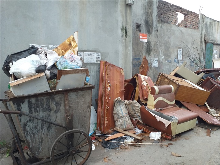 Hanoi rubbish dispute up as families await relocation - 4
