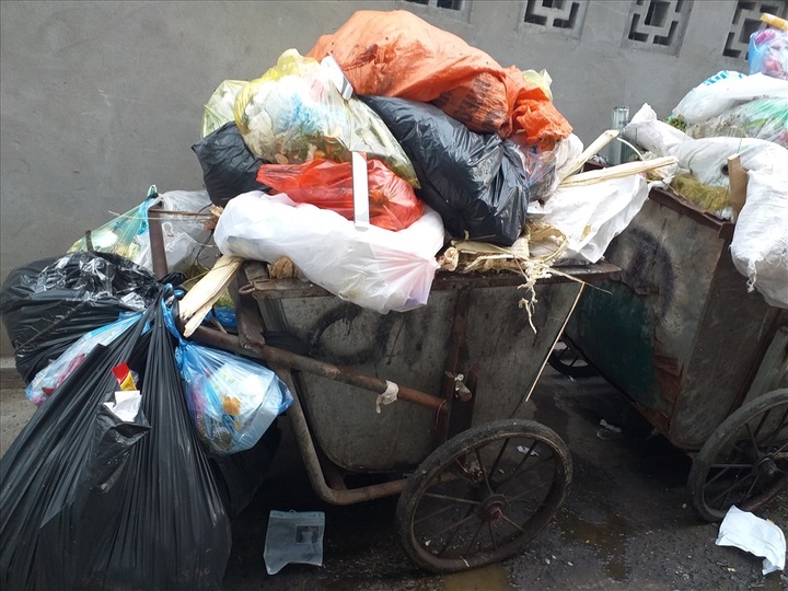 Hanoi rubbish dispute up as families await relocation - 2