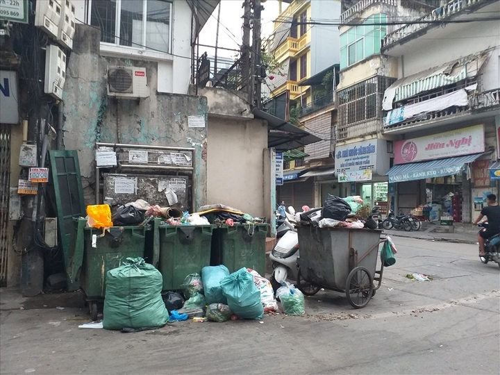 Hanoi rubbish dispute up as families await relocation - 5