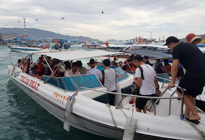 Tourist boat service in Nha Trang halted due to Storm Matmo - 1