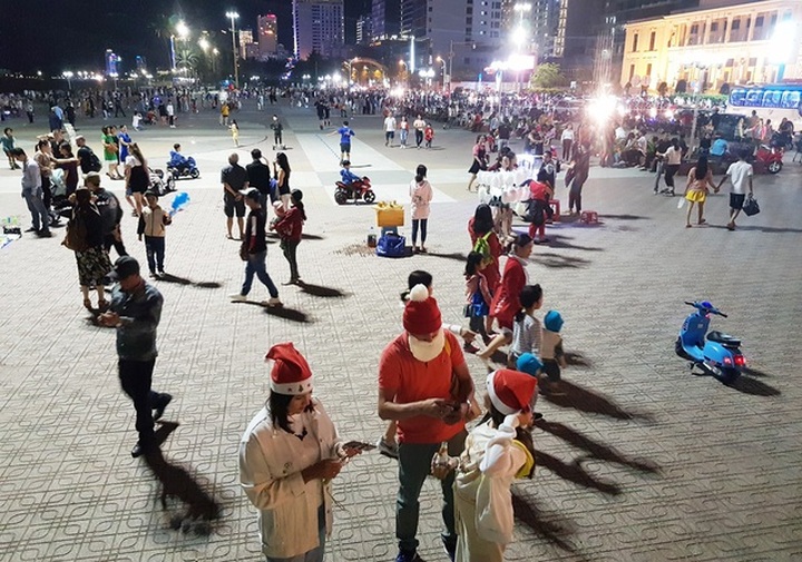 Thousands fill the streets to welcome New Year - 10 Thousands fill the streets to welcome New Year - 10