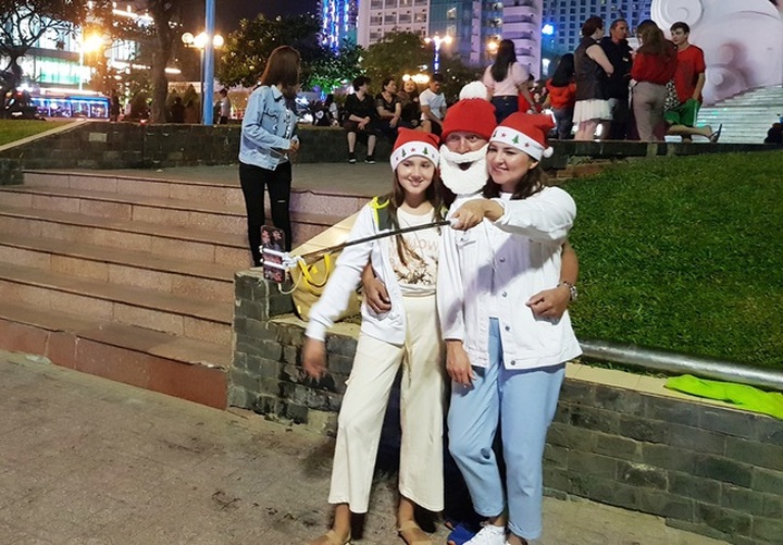 Thousands fill the streets to welcome New Year - 9 Thousands fill the streets to welcome New Year - 9