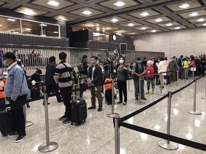 Hundreds of Vietnamese citizens return from the US and Brunei - 1