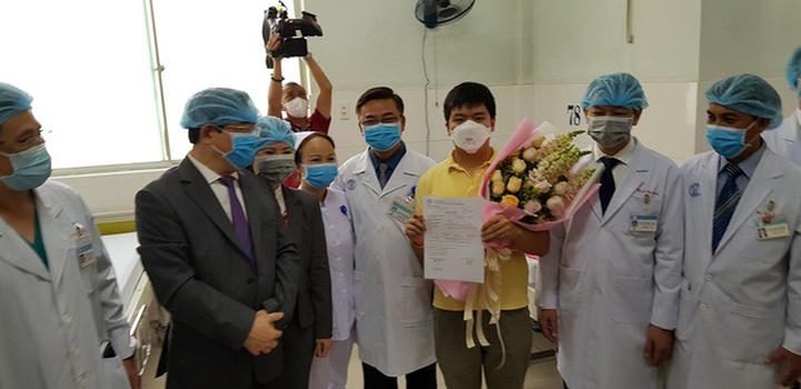 Two more nCoV patients discharged from hospital in Vietnam - 1