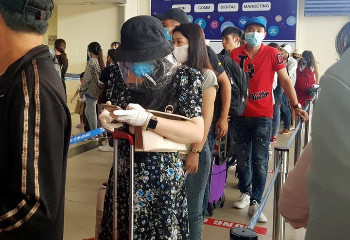Tan Son Nhat Airport overcrowded again after social distancing - 2 Tan Son Nhat Airport overcrowded again after social distancing - 2