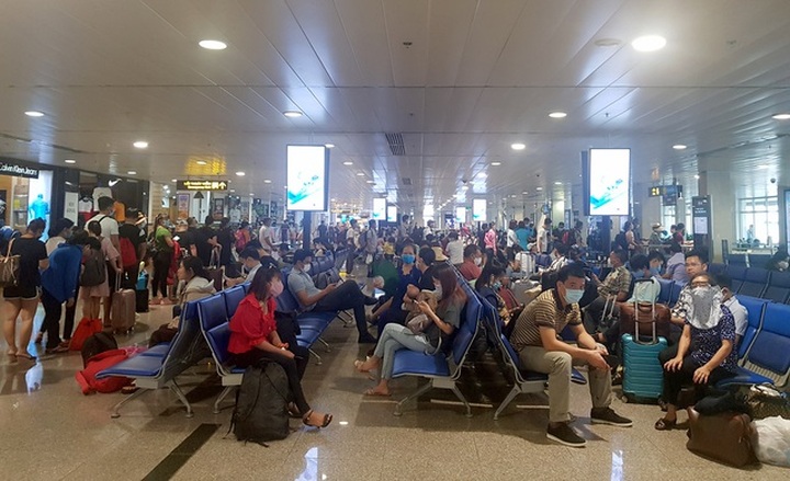 Tan Son Nhat Airport overcrowded again after social distancing - 3 Tan Son Nhat Airport overcrowded again after social distancing - 3