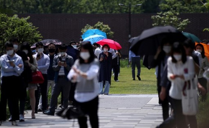 South Korea limits school numbers over virus spike - 1